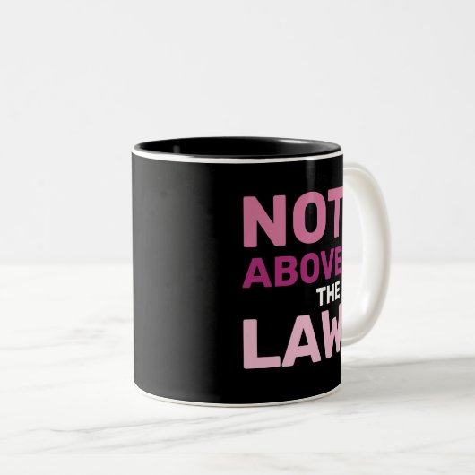 トランプの汚職を法律で認められない ツートーンマグカップ (正面右)