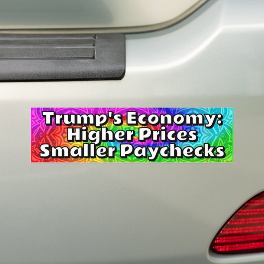 トランプの経済: 高騰する価格と縮小する給与 バンパーステッカー (車上)