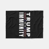 トランプはイミュニティ米国選挙年Maga Teeを持っている フリースブランケット (正面(横))