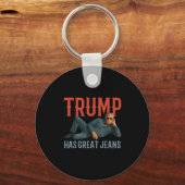 トランプはジーンズ素晴らしの政治おもしろいミームを持つ キーホルダー (正面)