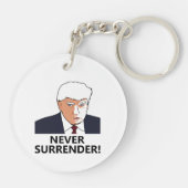 トランプはマグのショットを決して降伏しない キーホルダー (裏面)