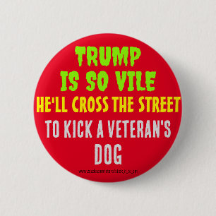 トランプは彼が退役軍人の犬を蹴飛ばすほど卑劣だ 缶バッジ