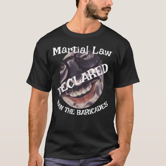 トランプは武術法律家をバリケードと宣言 Tシャツ (正面)