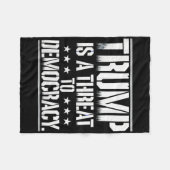 トランプは民主主義への脅威 フリースブランケット (正面(横))
