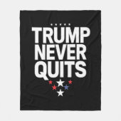 トランプは決してやめ愛国的な投票トランプ2024 フリースブランケット (正面)