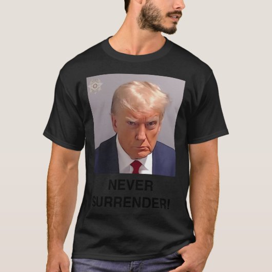 トランプは決して降伏しない Tシャツ (正面)
