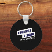 トランプはScabである – Vote Harris 2024 キーホルダー (正面)