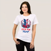 トランプアメリカ国旗と赤い花愛国者のための猫 トライブレンドTシャツ (正面全面)
