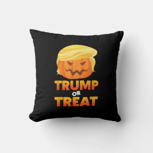 トランプキンまたはトランプキンハロウィーンの衣装を扱う クッション