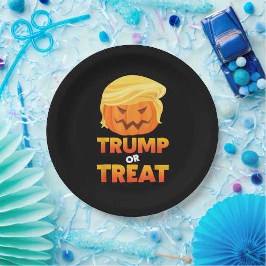 トランプキンまたはトランプキンハロウィーンの衣装を扱う ペーパープレート (パーティー)