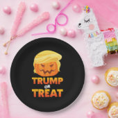 トランプキンまたはトランプキンハロウィーンの衣装を扱う ペーパープレート (パーティー)
