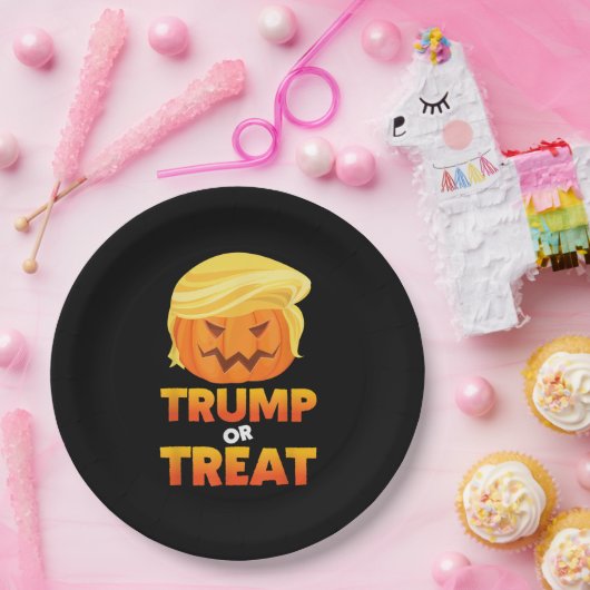 トランプキンまたはトランプキンハロウィーンの衣装を扱う ペーパープレート (パーティー)