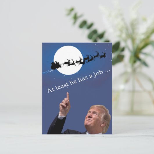 トランプクリスマス：少なくとも彼は仕事を持っている！ シーズンポストカード (スタンド正面)