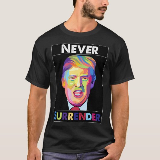 トランプマグショット – 決して降伏しない Tシャツ (正面)