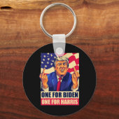 トランプ中指バイデン氏ハリスアメリカ共和国 キーホルダー (正面)