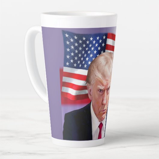 トランプ公式マグショットとアメリカ国旗 カフェラテマグ (左アングル)