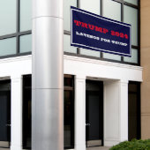 トランプ再素晴らし度国旗 横断幕 (ビルの外側)