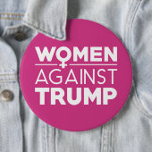 トランプ反対の女性 缶バッジ (インサイチュ)