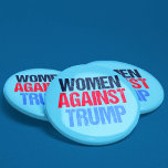 トランプ反対の女性 缶バッジ<br><div class="desc">女性ドナルド・トランプに対して団結する女性とフェミニストのためのトランプに対するボタン。この愛国的な抗議デザインに抵抗し、弾劾し、平等な権利のために戦う。</div>