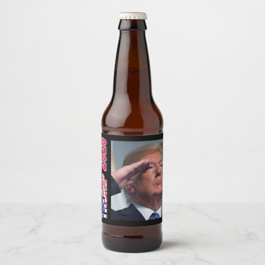 トランプ国旗を敬礼する ビールラベル (正面)