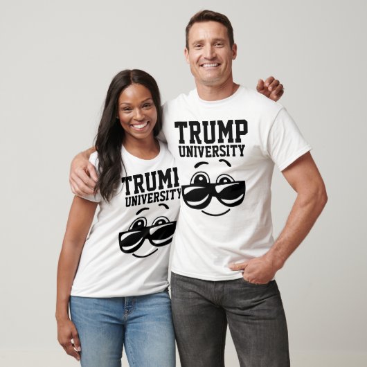 トランプ大学Tシャツティー Tシャツ (ユニセックス)