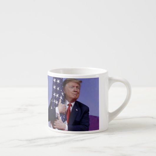トランプ大統領がアメリカ国旗を掲げる エスプレッソカップ (右)