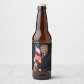トランプ大統領がアメリカ国旗を掲げる ビールラベル (正面)