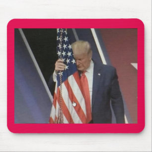 トランプ大統領がアメリカ国旗を掲げる マウスパッド