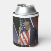 トランプ大統領がアメリカ国旗を掲げる 缶クーラー (缶正面)