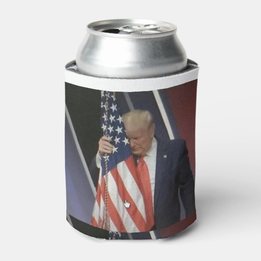 トランプ大統領がアメリカ国旗を掲げる 缶クーラー (缶正面)
