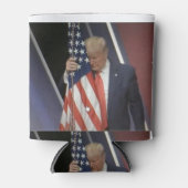 トランプ大統領がアメリカ国旗を掲げる 缶クーラー (正面)