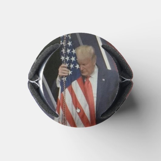 トランプ大統領がアメリカ国旗を掲げる 缶クーラー (ボトム)
