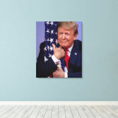 トランプ大統領が旗を掲げる キャンバスプリント (インサイチュ (ウッドフロア))