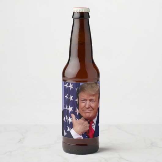 トランプ大統領が旗を掲げる ビールラベル (正面)
