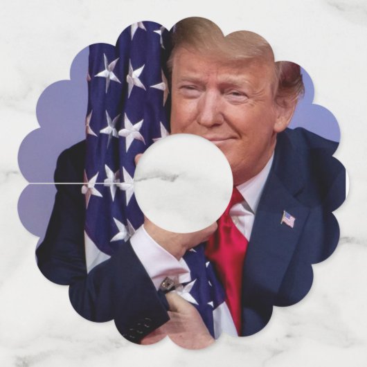 トランプ大統領が旗を掲げる ワイングラスタグ (裏面)