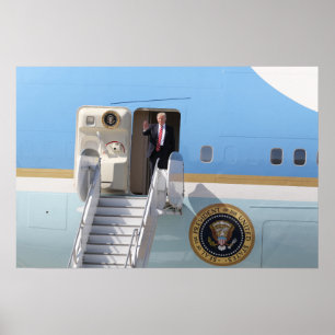 トランプ大統領が空軍1に降り立つ ポスター