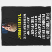 トランプ大統領に運命が囁く フリースブランケット (正面(横))