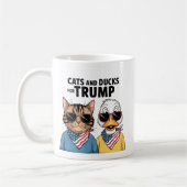 トランプ大統領のための猫とアヒル コーヒーマグカップ (左)