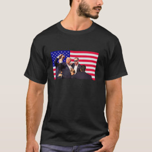 トランプ大統領は安全なトランプの腕を上げる瞬間 Tシャツ
