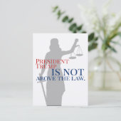 トランプ大統領は法廷女裁判官の上に立たない ポストカード (スタンド正面)