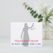 トランプ大統領は法廷女裁判官の上に立たない ポストカード (スタンド正面)