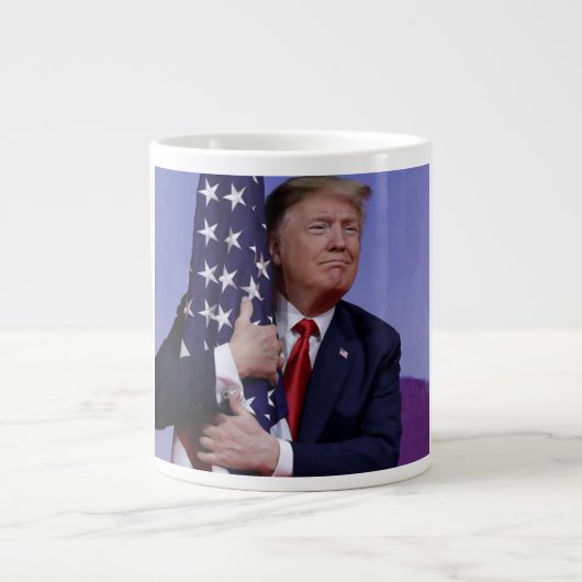 トランプ大統領は米国国旗を掲げる ジャンボコーヒーマグカップ (正面)