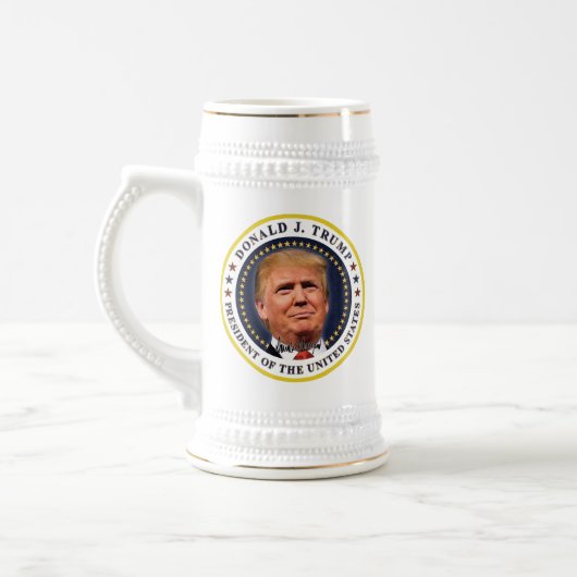 トランプ大統領就任記念グッズ ビールジョッキ (左)