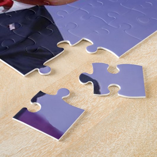 トランプ大統領 – アメリカはカウボーイが必要 ジグソーパズル (側面)