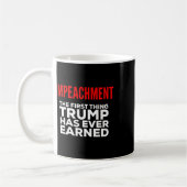 トランプ氏が初めて得たもの 弾劾 コーヒーマグカップ (左)