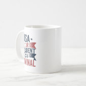 トランプ米国の大統領は犯罪者である コーヒーマグカップ (正面左)