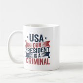 トランプ米国の大統領は犯罪者である コーヒーマグカップ (左)