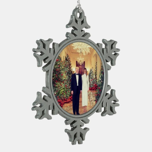 トランプ米大統領ホワイトハウスクリスマススノーフレーク スノーフレークピューターオーナメント (左)