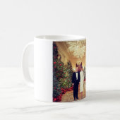 トランプ米大統領ホワイトハウスクリスマス コーヒーマグカップ (正面左)