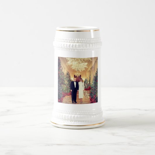 トランプ米大統領ホワイトハウスクリスマス ビールジョッキ (中央)